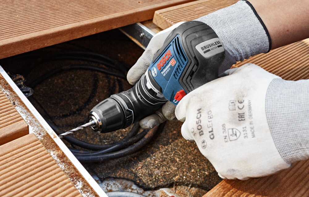Wiertarko-wkrętarka BOSCH Professional GSR 12V-35 FC 06019H3000 drewniane deski podest osoba wierci dziurę w desce wszechstronna wsparcie w pracy wydajna mała mobilność