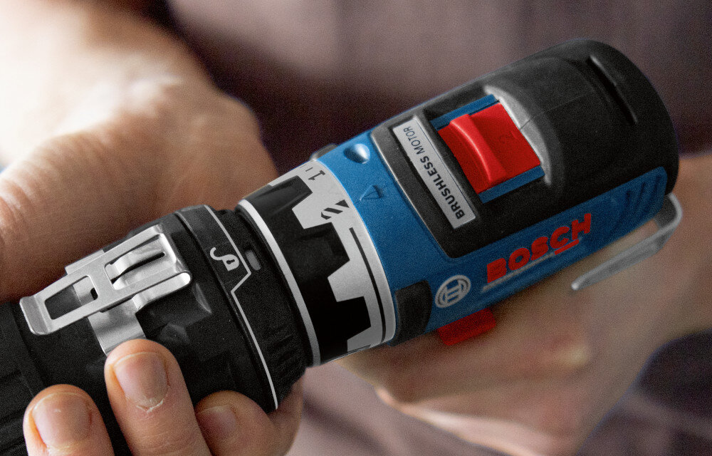 Wiertarko-wkrętarka BOSCH Professional GSR 12V-35 FC 06019H3000 zbliżenie na przekładnię osoba trzyma narzędzie w dłoniach moment obrotowy do 35 Nm prędkość do 1750 obr./min dwa biegi możliwość dopasowania obrotów do zadania lepsza kontrola nad siłą i tempem pracy