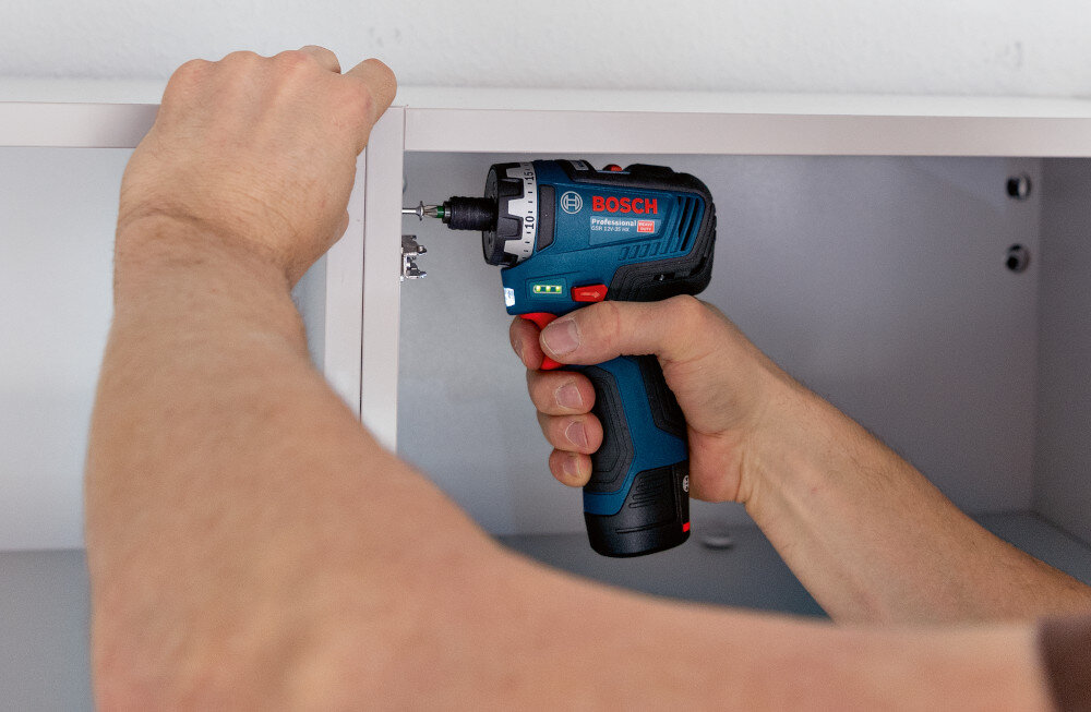 Wiertarko-wkrętarka BOSCH Professional GSR 12V-35 FC 06019H3000 pomieszczenie drewniana półka osoba przykręca śrubkę do ścianki 20+1 ustawień momentu obrotowego wstępny wybór prędkości można dopasować siłę do wielkości wkrętów i rodzaju materiału obudowa przekładni wykonana w całości z metalu zwiększa odporność na uszkodzenia mechaniczne i wydłuża żywotność narzędzia obroty prawo/lewo