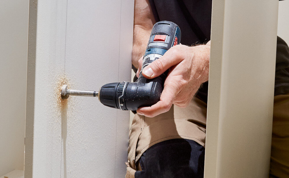 Wiertarko-wkrętarka BOSCH Professional GSR 12V-35 FC 06019H3000 pomieszczenie drewniana półka osoba przykręca śrubkę do ścianki waga 0,59 kg bez akumulatora waga około 1 kg z baterią odciąża nadgarstek podczas długich zadań smukła, dobrze wyważona obudowa ułatwia operowanie jedną ręką precyzyjne manewrowanie narzędziem