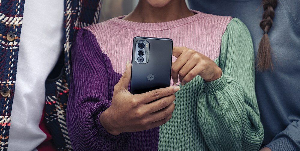 Smartfon MOTOROLA Edge 30  ekran bateria aparat procesor ram pamięć pojemność rozdzielczość zdjęcia filmy opis dane cechy blokady system łączność wifi bluetooth obudowa szkło odporność porty muzyka transfer sieć przekątna matryca waga czujniki