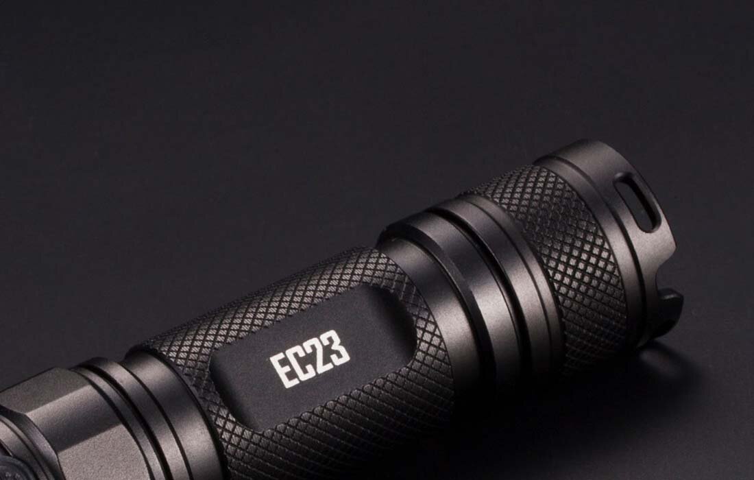 Latarka NITECORE EC23 jasność akumulator czas pracy ipx8 jasność tryby pracy