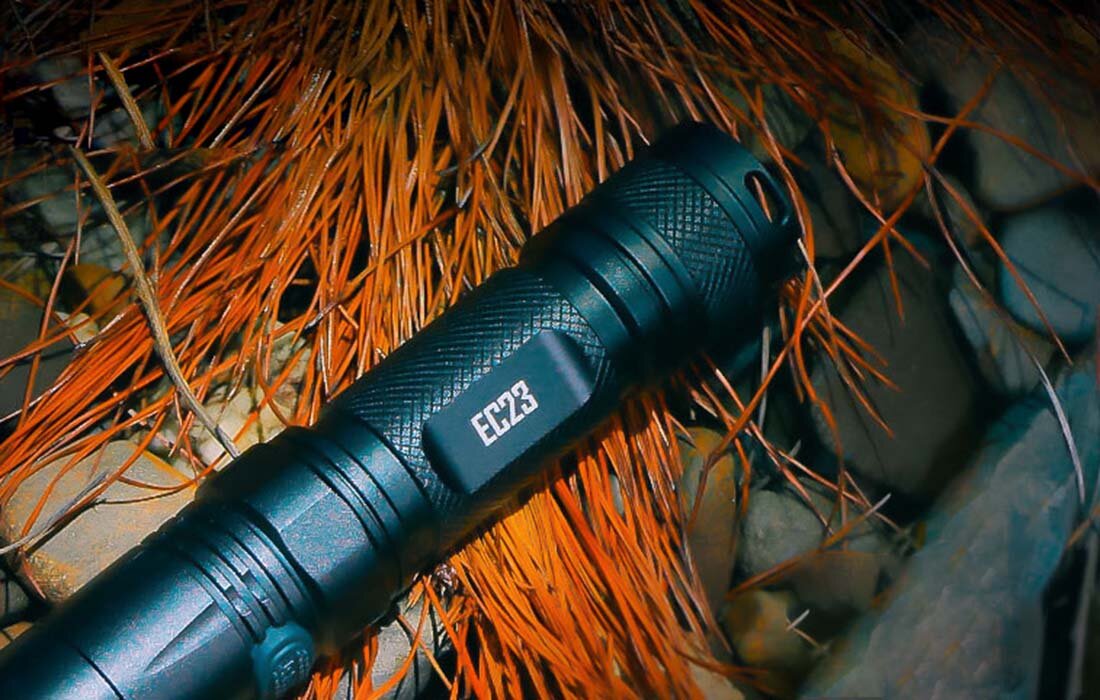 Latarka NITECORE EC23 wskaźnik czas pracy zasilanie