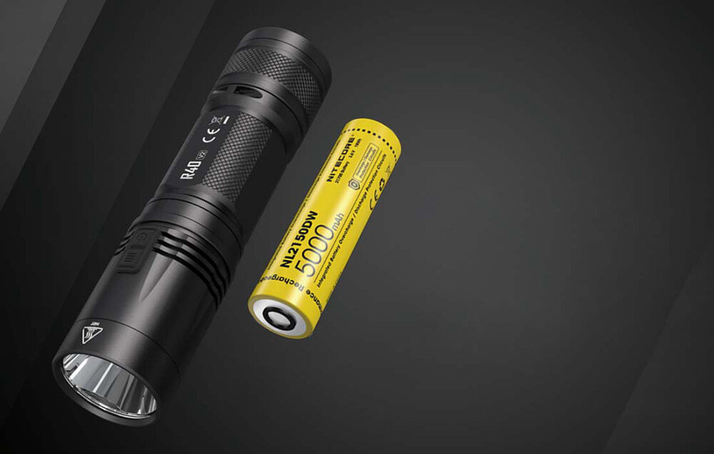 Latarka NITECORE R40 V2 akumulator pojemność czas pracy podstawka uchwyt