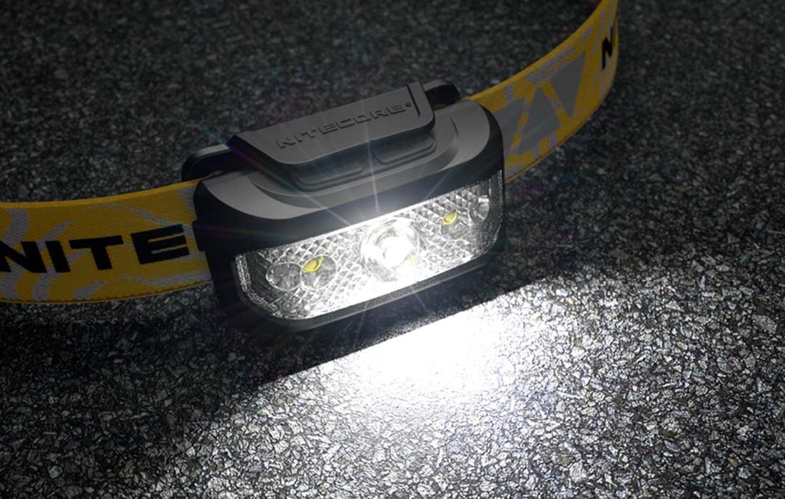 Latarka czołowa NITECORE NU17 jasność zasięg kąt światła