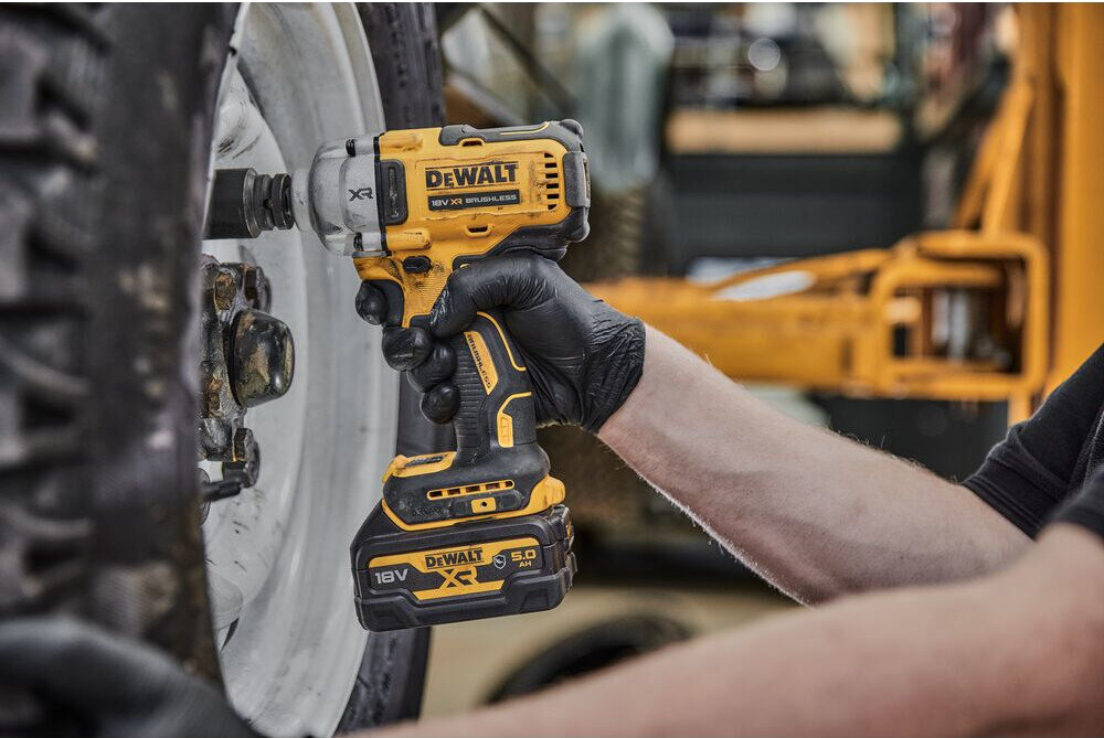 Klucz udarowy DEWALT DCF891P2G-QW mocowanie na kwadrat gumowa osłona silnik bezszczotkowy dioda led