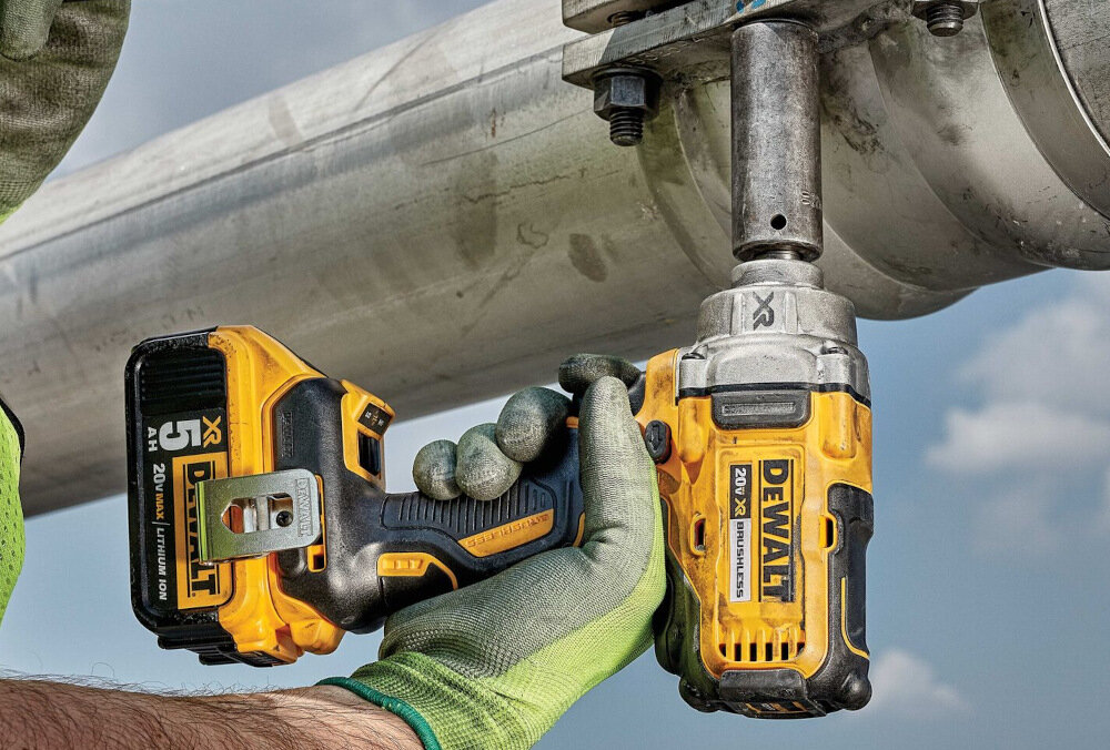 Klucz udarowy DEWALT DCF891N-XJ solidny uchwyt z powłoką antypoślizgową ergonomiczna rękojeść spust do regulacji siły