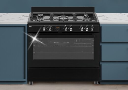 Kuchnia gazowo-elektryczna w zabudowie kuchennej.