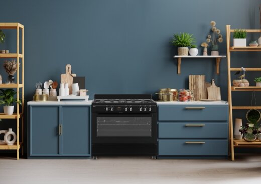 Kuchnia gazowo-elektryczna w zabudowie kuchennej.