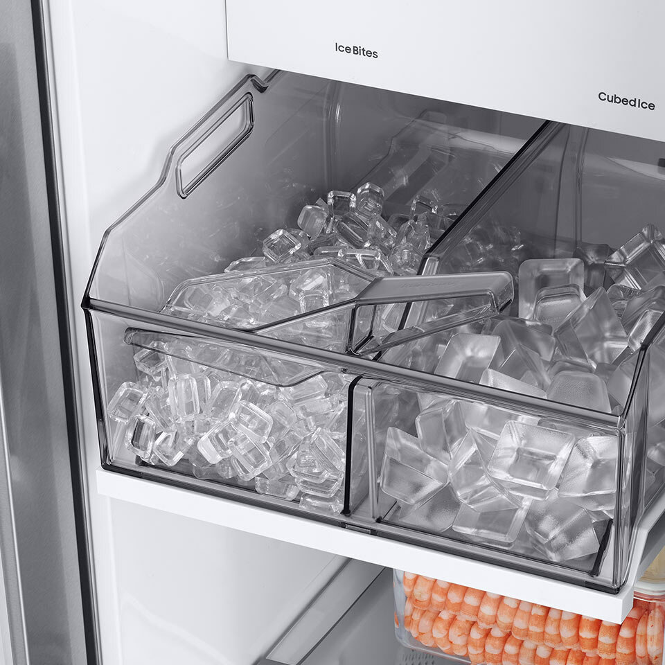 Zbliżenie na kostkarkę oferującą dwa rodzaje kostek lodu