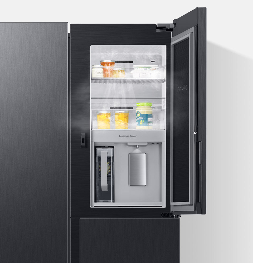 Zdjęcie pokazuje otwarte drzwi Showcase i produkty, do których masz wtedy dostęp