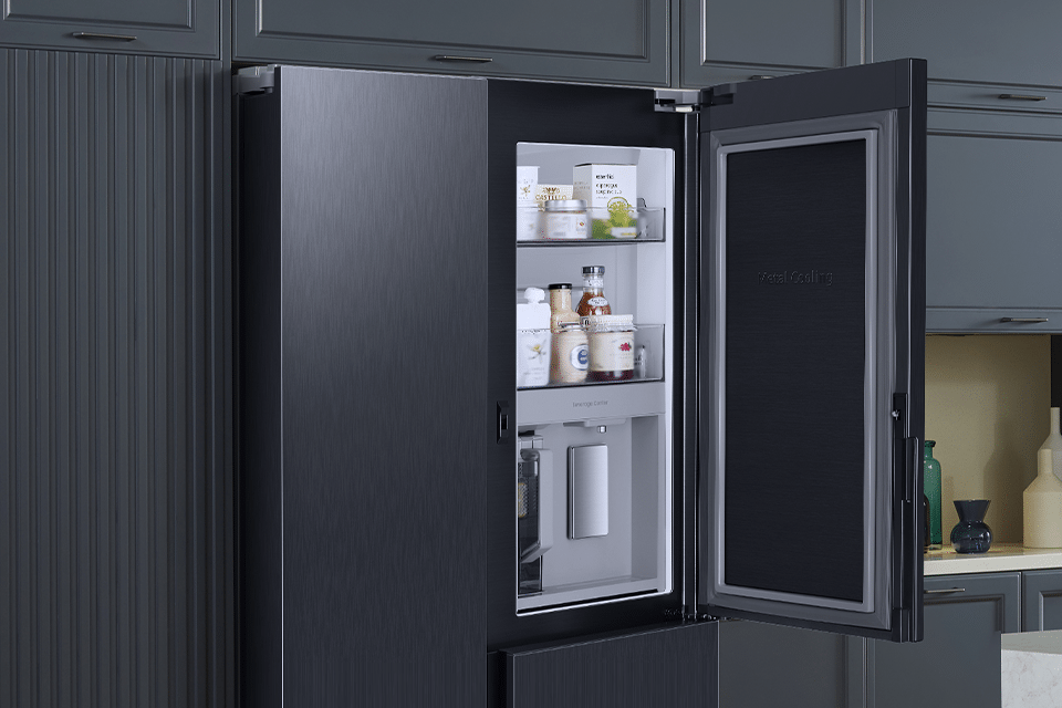 Prawe górne drzwi są podwójne i dają Ci dostęp do najczęściej używanych produktów, jakie to ma zalety opowie Ci sprzedawca w Media Expert