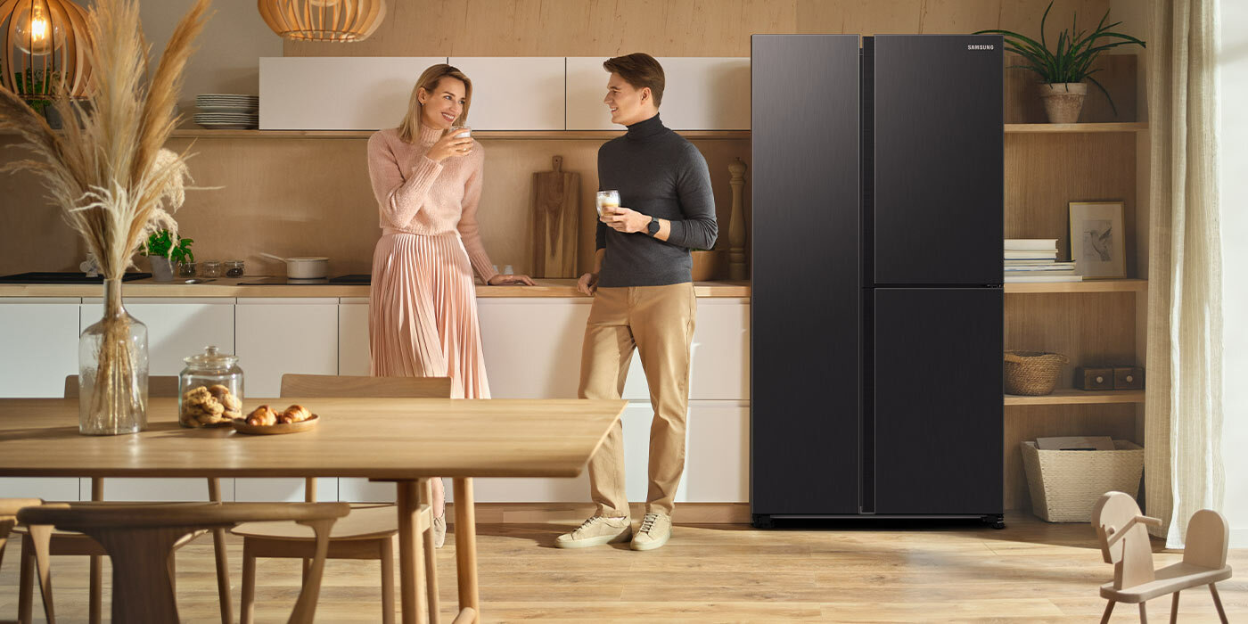 Zdjęcie pokazuje jak lodówka RH69B8941B1 elegancko wkomponowuje się we współczesne wnętrza kuchenne