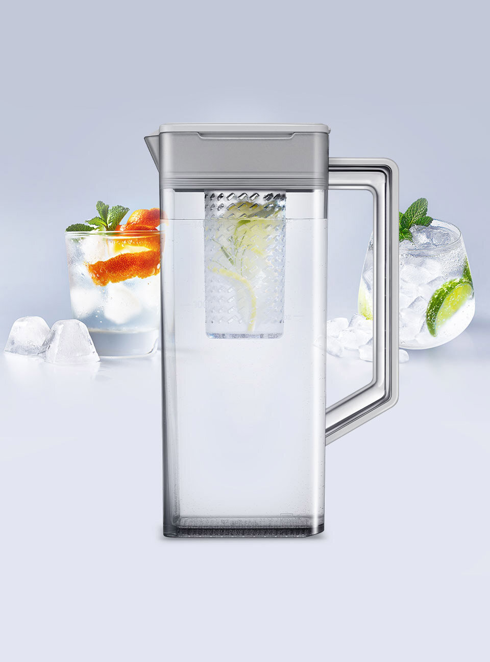 Zdjęcie dzbanka na wodę z umieszczoną w niej cytryną, by przygotować pyszną lemoniadę