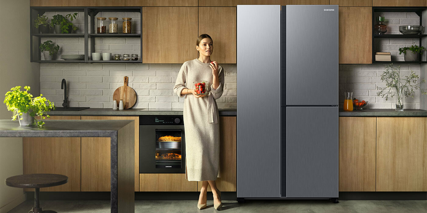 Trzydrzwiowa lodówka Samsung obudowana drewnianymi meblami do kompletu z piekarnikiem Samsung Dual Cook 