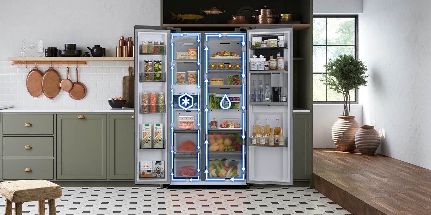 Na zdjęciu lodówki z otwartymi drzwiami umieszczono grafikę pokazującą działanie dwóch niezależnych obiegów powietrza