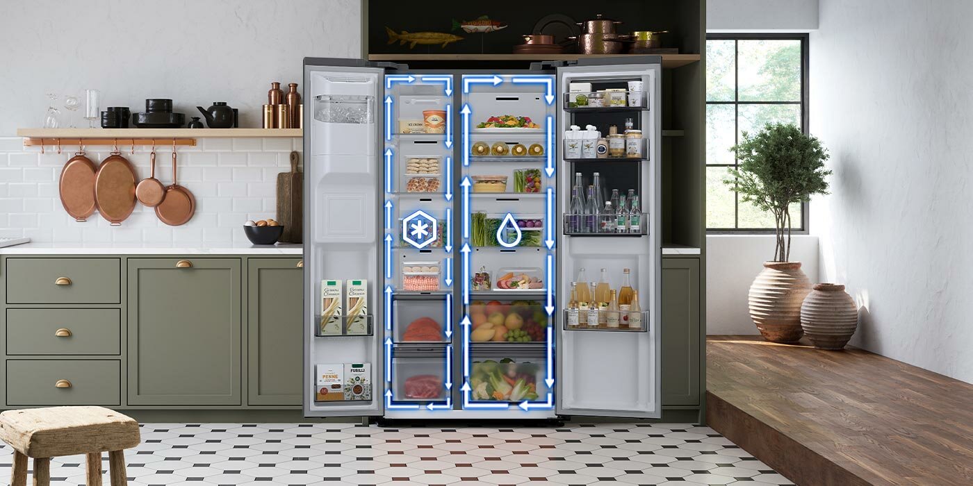 Na zdjęciu lodówka RH68B8831S9 ukazana została z otwartymi drzwiami obu komór – co pozwala zobaczyć jak rozmieszczone są wszystkie półki, szuflady i pojemniki drzwiowe, zdjęciu towarzyszy grafika pokazująca krążenie powietrza w dwóch obiegach Na zdjęciu lodówka RH68B8831S9 ukazana została z otwartymi drzwiami obu komór – co pozwala zobaczyć jak rozmieszczone są wszystkie półki, szuflady i pojemniki drzwiowe, zdjęciu towarzyszy grafika pokazująca krążenie powietrza w dwóch obiegach