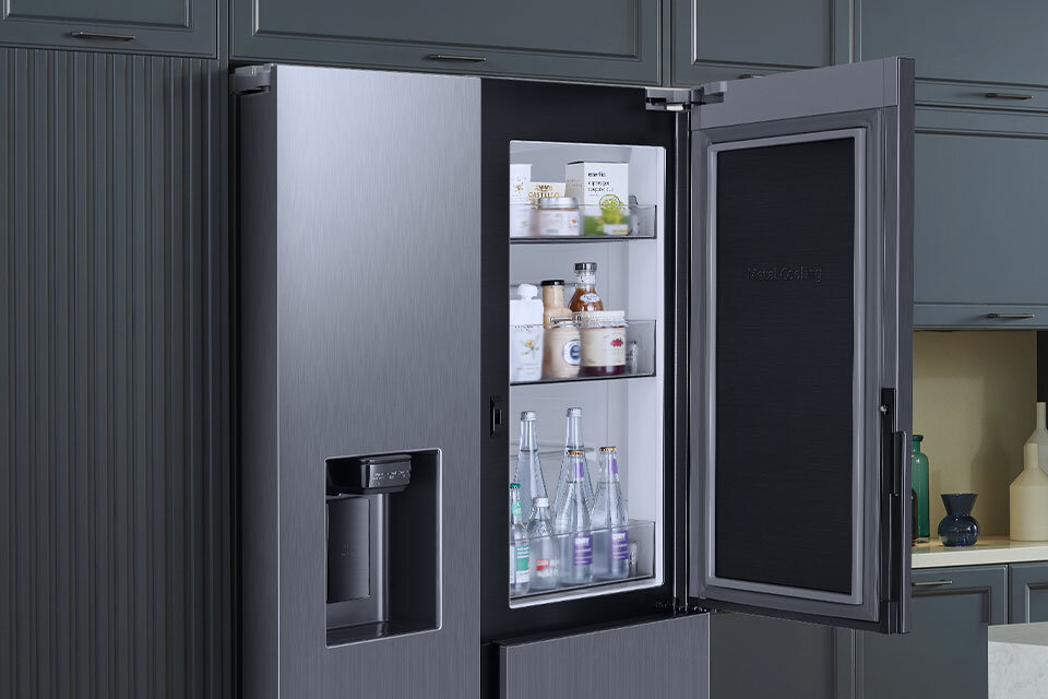 Zbliżenie na prawe górne drzwi lodówki, które są podwójne, byś mógł łatwo sięgnąć po najczęściej używane produkty Zbliżenie na prawe górne drzwi lodówki, które są podwójne, byś mógł łatwo sięgnąć po najczęściej używane produkty