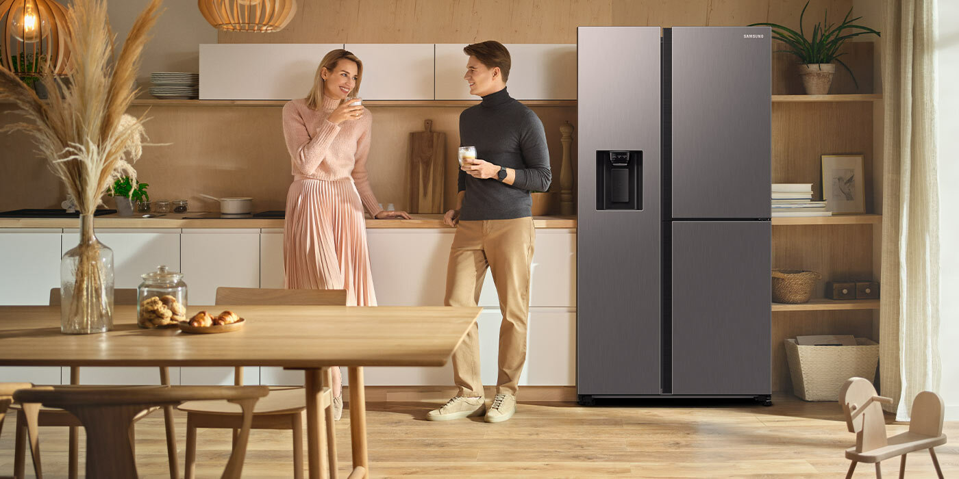 Chłodziarko-zamrażarka Samsung RH68B8831S9 w klasycznym kolorze szczotkowanej stali nierdzewnej, który sprawdzi się w każdej kuchennej aranżacji – na zdjęciu w zabudowie białych i drewnianych mebli Chłodziarko-zamrażarka Samsung RH68B8831S9 w klasycznym kolorze szczotkowanej stali nierdzewnej, który sprawdzi się w każdej kuchennej aranżacji – na zdjęciu w zabudowie białych i drewnianych mebli