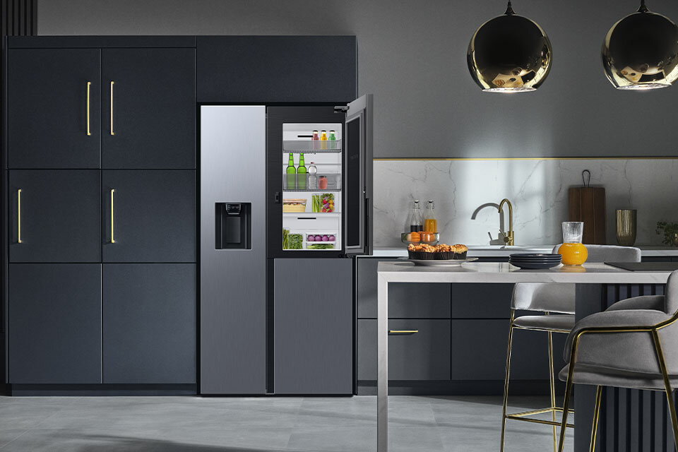 Zdjęcie kuchni i stojącej w niej lodówki RH68B8831S9, której drzwi Showcase są otwarte Zdjęcie kuchni i stojącej w niej lodówki RH68B8831S9, której drzwi Showcase są otwarte