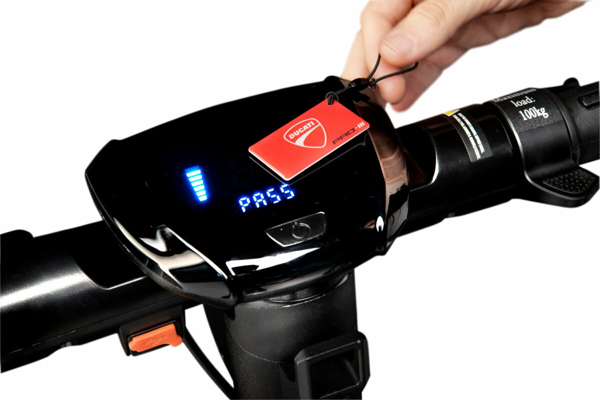 Hulajnoga elektryczna DUCATI Pro III Czarno-czerwono-bialy zabezpieczenie przeciwkradzieżowe karta RF aplikacja PLATUM E-MOBILITY Bluetooth