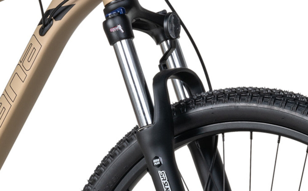 Rower górski MTB INDIANA X-Pulser 3.7 M19 27.5 cala męski Piaskowy rower typu hardtail przedni amortyzator marki SUNTOUR typ XCM-HLO+EB skok 100 mm ulatwia najezdzanie na przeszkody niweluje wstrzasy na kierownicy niska masa roweru duza sztywnosc regulacja za pomoca sprezyny