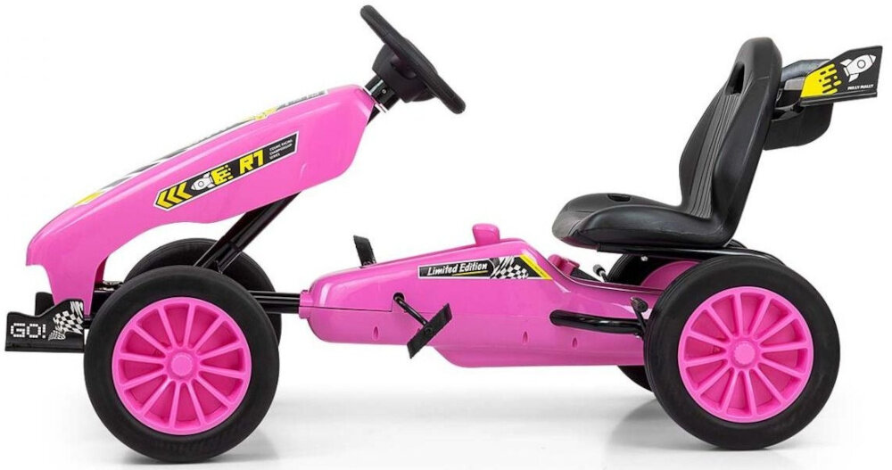 Gokart na pedały MILLY MALLY Rocket Różowy gokart na białym tle widoczny z boku stabilna rama wykonana z lekkiego metalu i wysokiej jakości tworzyw sztucznych trwałość bezpieczeństwo użytkowania całkowicie zabudowany łańcuch chroni przed przypadkowym kontaktem z mechanizmem napędowym spełnia europejskie normy bezpieczeństwa