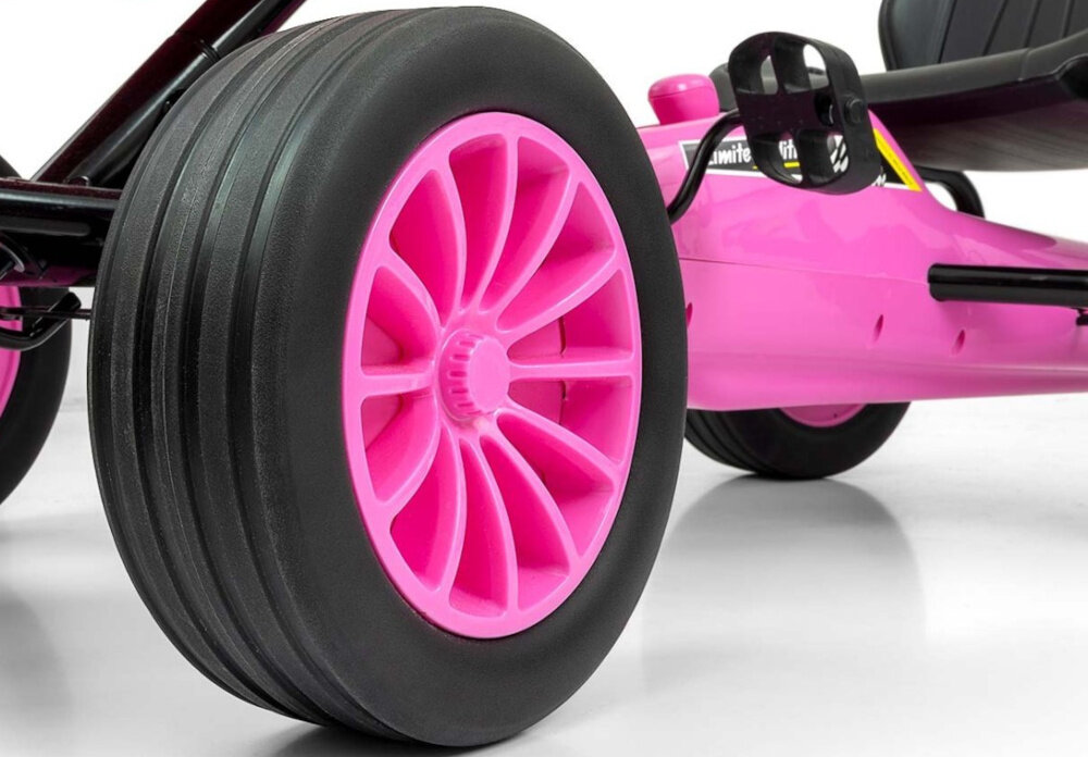 Gokart na pedały MILLY MALLY Rocket Różowy zbliżenie na koło duże piankowe i łożyskowane koła EVA o średnicy 25 cm i szerokości 9 cm stabilna i cicha jazdę bieżnikowane opony zwiększają przyczepność rozstaw osi 75 cm poprawia stabilność podczas zakrętów bezpieczeństwo rozwija umiejętności motoryczne i pewność siebie