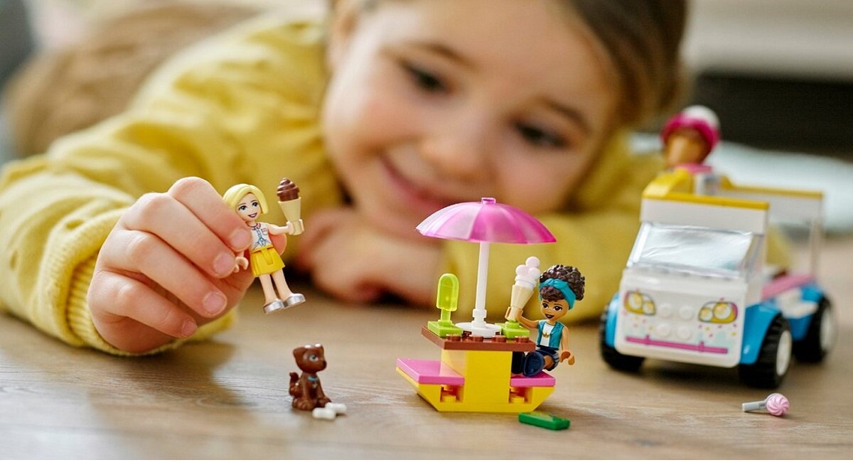 LEGO Friends Furgonetka z lodami 41715 dla chłopców i dziewczynek minilaleczki Andreę i Roxy z LEGO Friends oraz uroczą figurka psa Pomoc w rozwoju życiowych umiejętności
