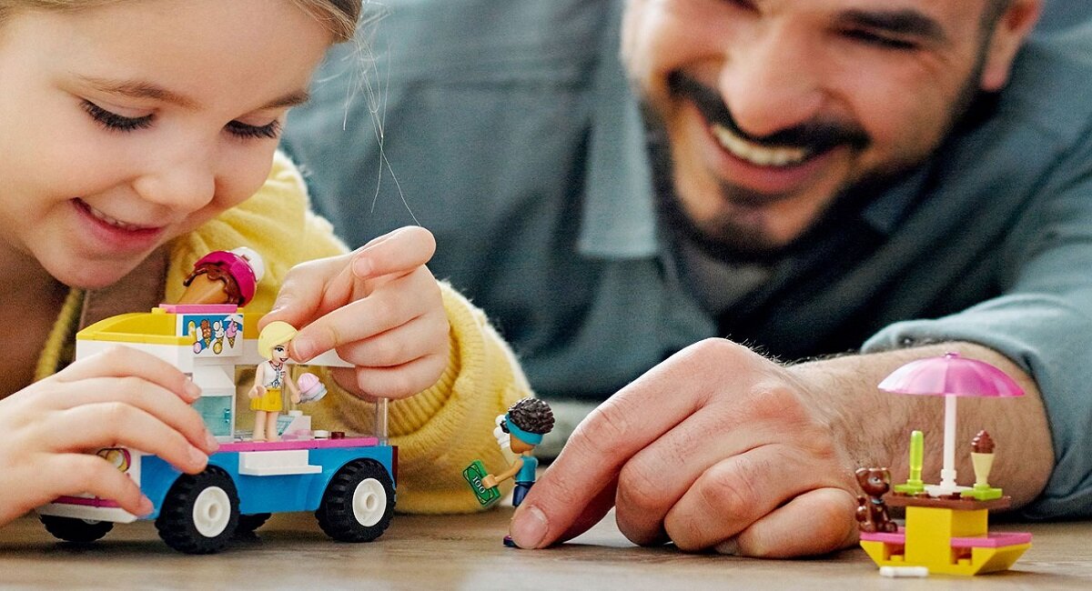 LEGO Friends Furgonetka z lodami 41715 dla chłopców i dziewczynek minilaleczki Andreę i Roxy z LEGO Friends oraz uroczą figurka psa Zabawa napędzana wyobraźnią