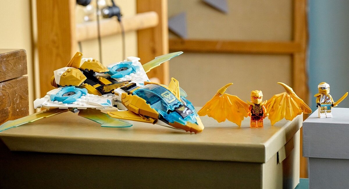 LEGO Ninjago Złoty smoczy odrzutowiec Zane’a 71770 Pozwól dzieciom rozwinąć pasję do wojowników ninja dzięki temu fantastycznemu zestawowi Dla dzieci, które uwielbiają się wcielać w bohaterów ninja
