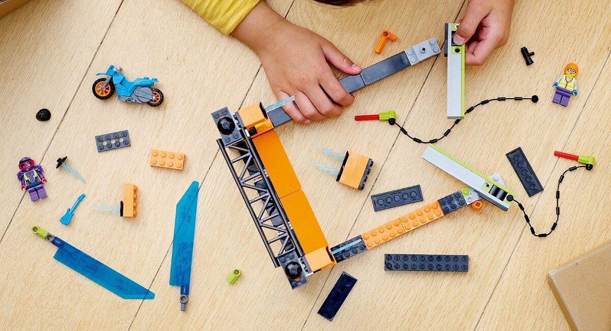 LEGO City Wyzwanie kaskaderskie: ostrze 60340 Zabawa napędzana wyobraźnią