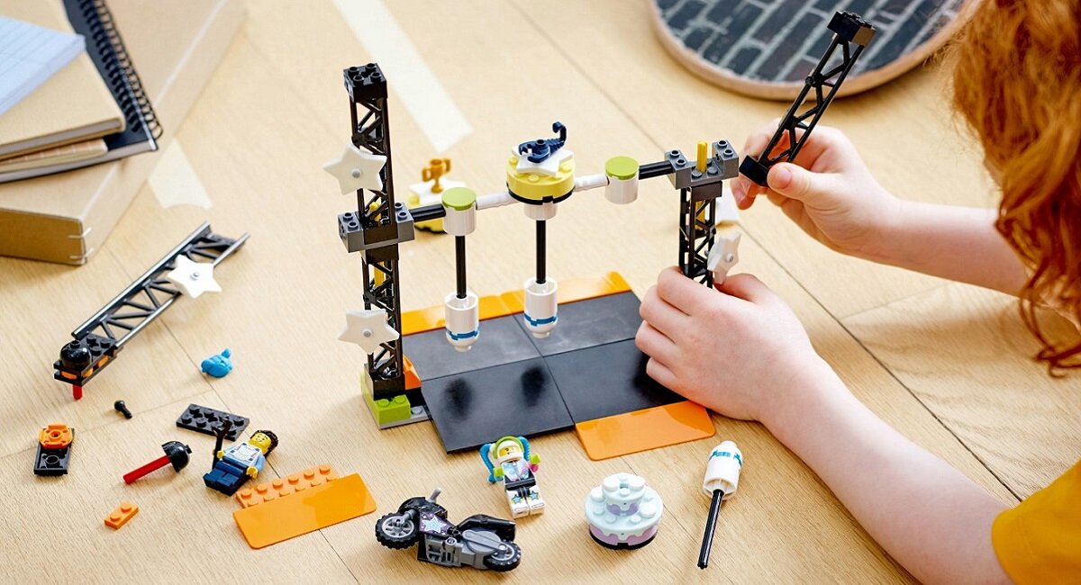 LEGO City Wyzwanie kaskaderskie: przewracanie 60341 kreatywna zabawa prawidłowy rozwój merytoryczny dziecka klocki figurki minifigurki bez zasilania klasyczna zabawa wysoka jakość lego wielogodzinna zabawa