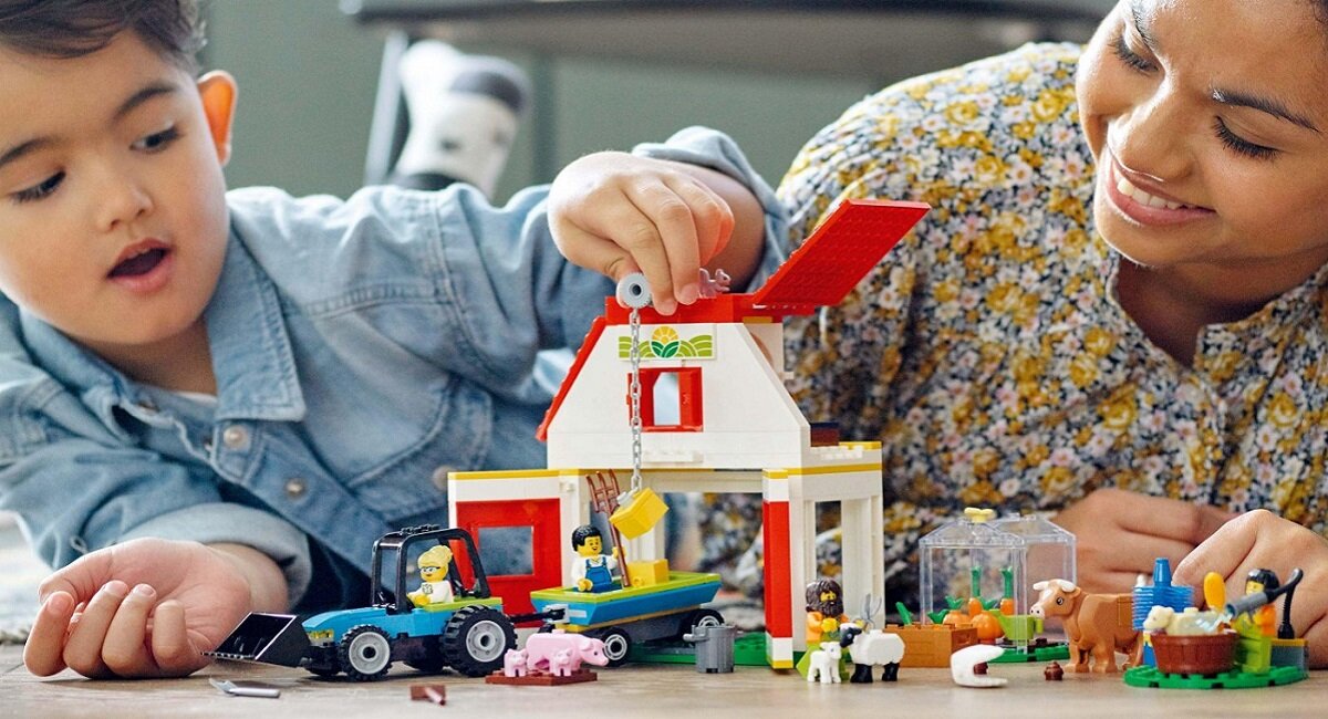LEGO City Stodoła i zwierzęta gospodarskie 60346 kreatywna zabawa prawidłowy rozwój merytoryczny dziecka klocki figurki minifigurki bez zasilania klasyczna zabawa wysoka jakość lego wielogodzinna zabawa Realistyczna zabawa Odjazdowy traktor
