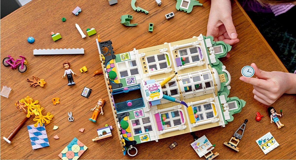 LEGO Friends Szkoła artystyczna Emmy 41711 Wciągająca zabawa podczas budowania