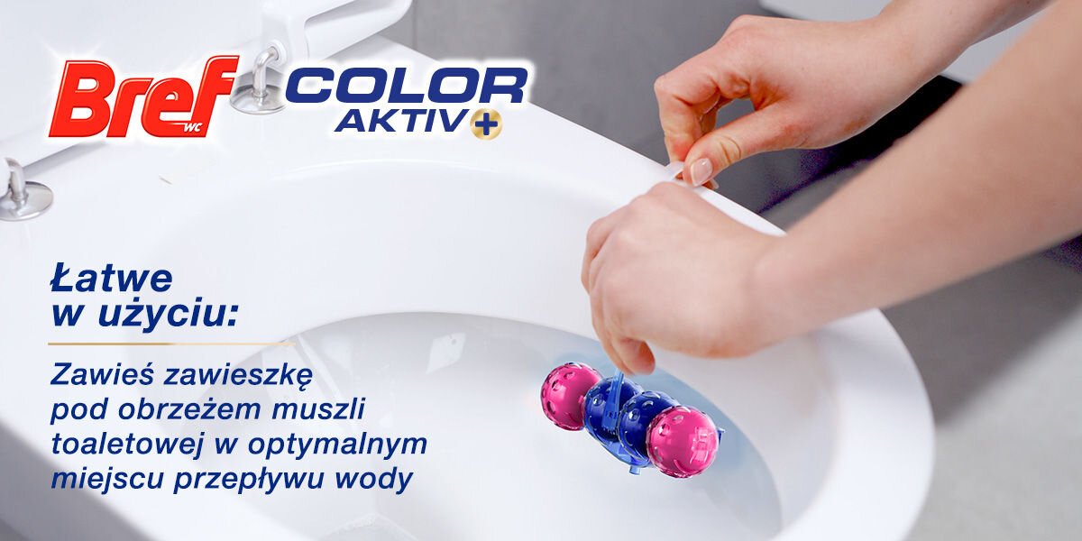 Kostka do WC BREF Color Aktiv Świeże kwiaty Instrukcja użycia zawieszki Bref Color Aktiv+. Napis: Łatwe w użyciu: Zawieś zawieszkę pod obrzeżem muszli toaletowej w optymalnym miejscu przepływu wody. Zdjęcie przedstawia dłonie umieszczające różową zawieszkę w toalecie.