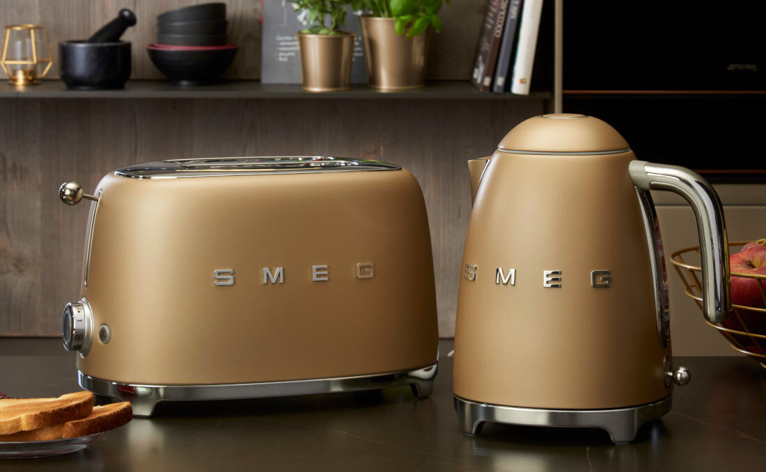 Czajnik SMEG KLF03CHMEU Szampański Złoty Mat zdjęcie lifestyle Duża pojemność