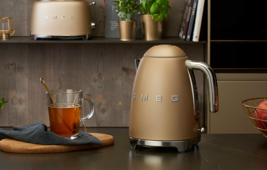 Czajnik SMEG KLF03CHMEU Szampański Złoty Mat zdjęcie lifestyle Wskaźnik poziomu wody 