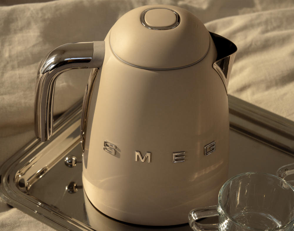 Czajnik SMEG KLF03CHMEU Szampański Złoty Mat zdjęcie lifestyle Filtr antywapienny Wyjmowany filtr antywapienny ze stali nierdzewnej 