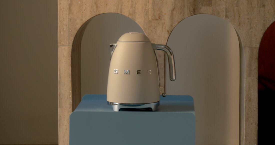 Czajnik SMEG KLF03CHMEU Szampański Złoty Mat zdjęcie lifestyle Wygodne otwieranie pokrywki System Soft Opening  Obrotowa podstawa 