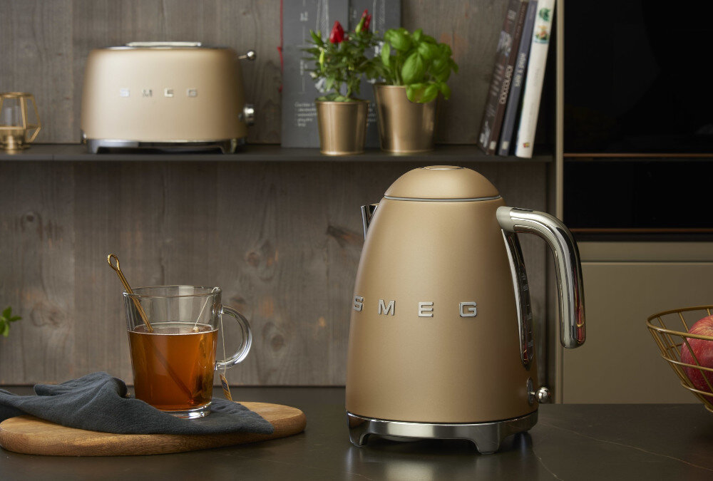 Czajnik SMEG KLF03CHMEU Zloty duza pojemnosc 1,7l moc 2400W