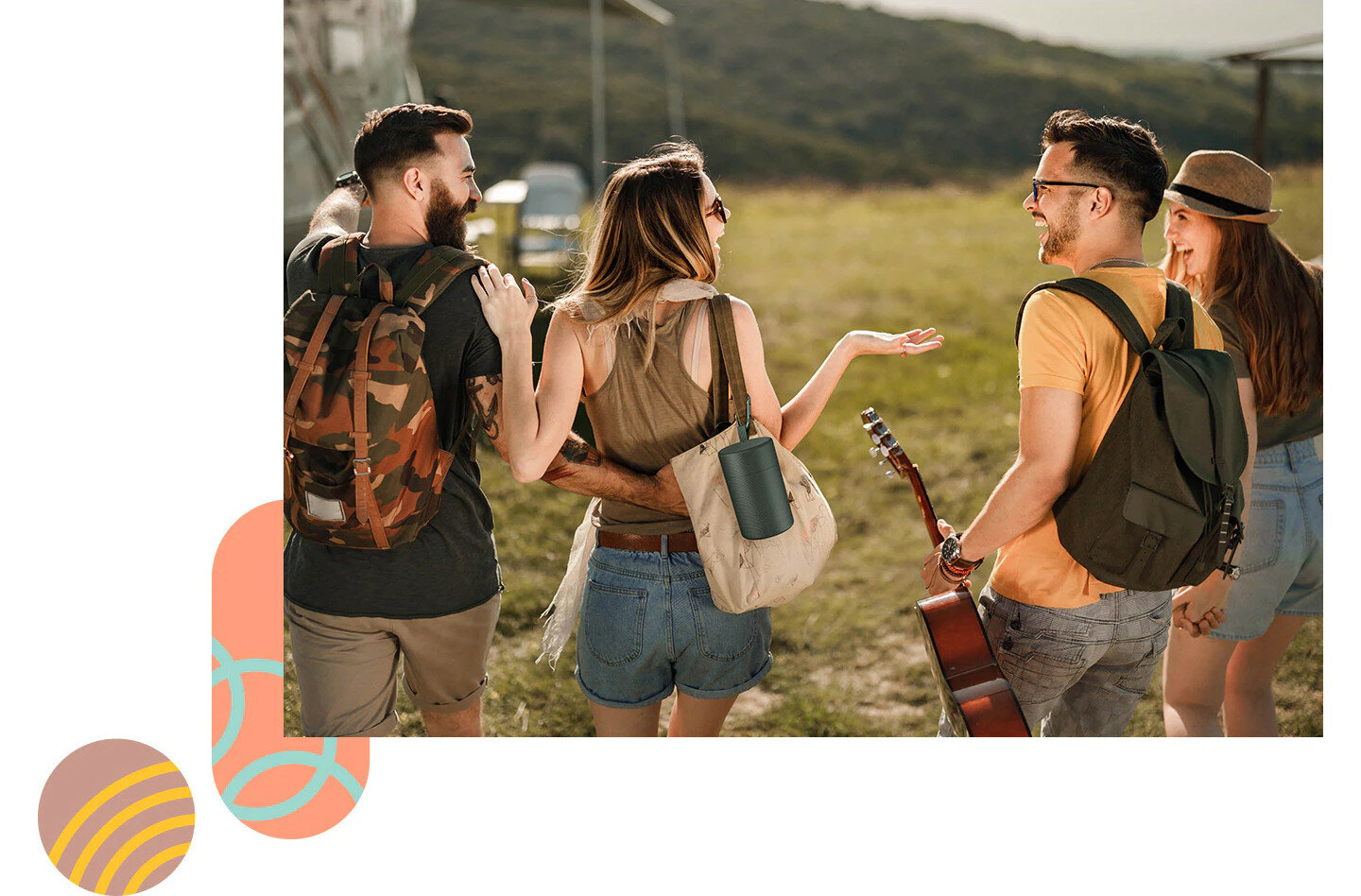 Przyjaciele wybierają się na wycieczkę z plecakami, gitarą i The Freestyle w etui ochronnym. SKU: VG-SCLA00G/XC