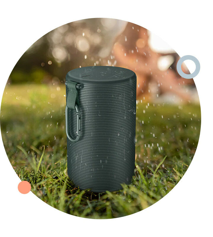 Etui do The Freestyle na trawie w kroplach deszczu. VG-SCLA00G/XC