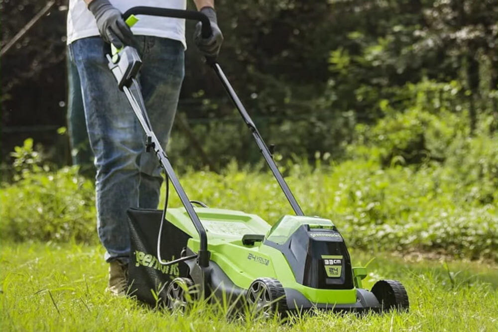 Kosiarka akumulatorowa GREENWORKS GD24LM33K4 zadbany trawnik piekna trawa ciecie trawy