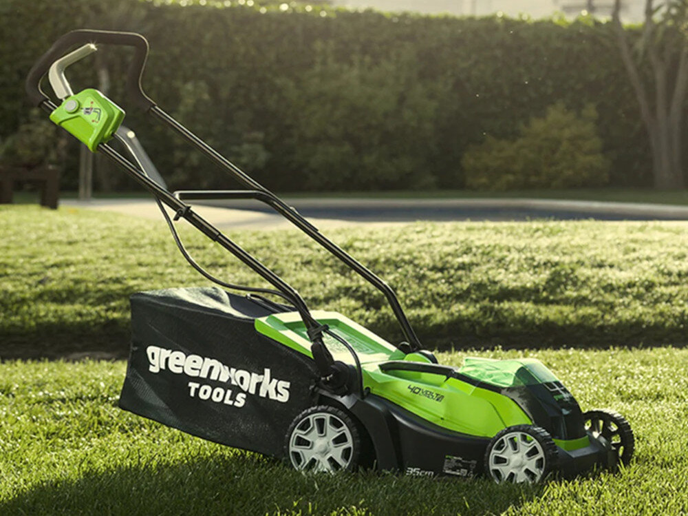 Kosiarka akumulatorowa GREENWORKS G40LM35 zadbany trawnik piekna trawa ciecie trawy