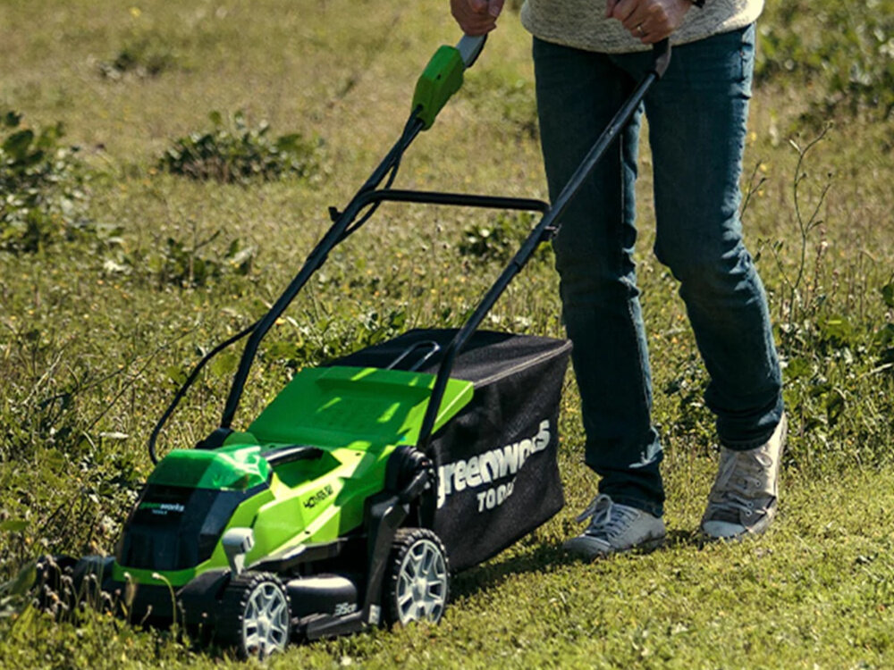 Kosiarka akumulatorowa GREENWORKS G40LM35 wybor konkretego wyrzutu trawy wyrzut tylny do kosza wyrzut tylny naturalny nawoz