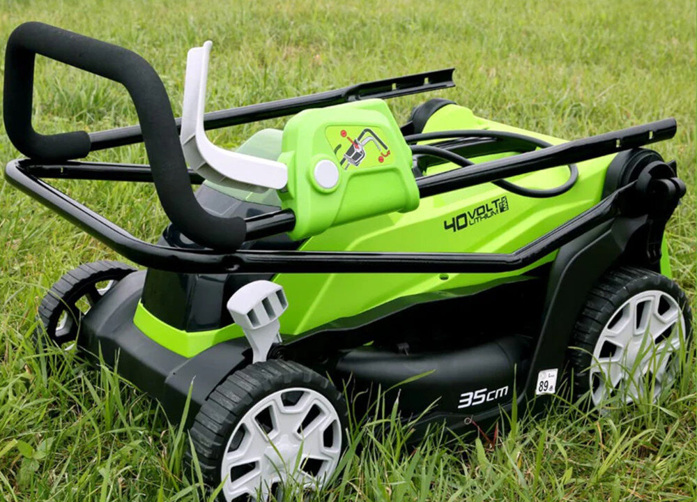 Kosiarka akumulatorowa GREENWORKS G40LM35 ergonomiczny uchwyt z miekkim wykonczeniem wygodny chwyt minimalizuje zmeczenie rak uchwyt mozna zlozyc wygodne przechowywanie