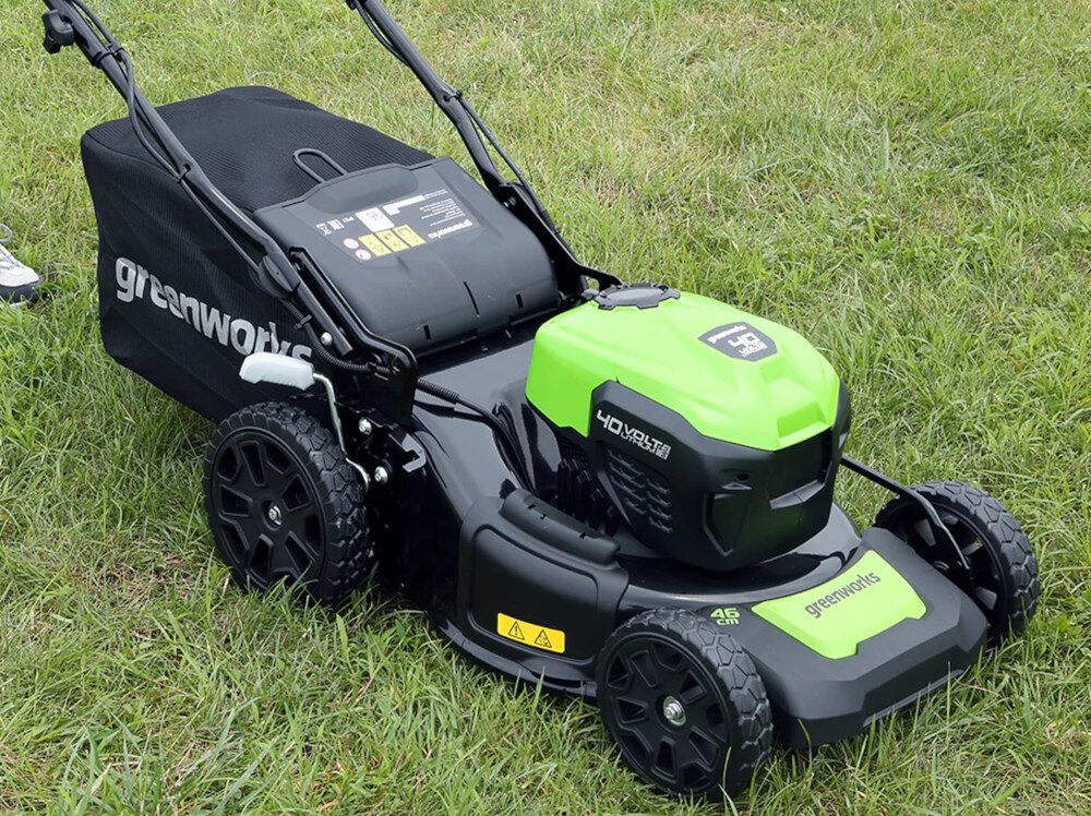 Kosiarka akumulatorowa GREENWORKS GD40LM46SP z napędem zadbany trawnik piekna trawa ciecie trawy