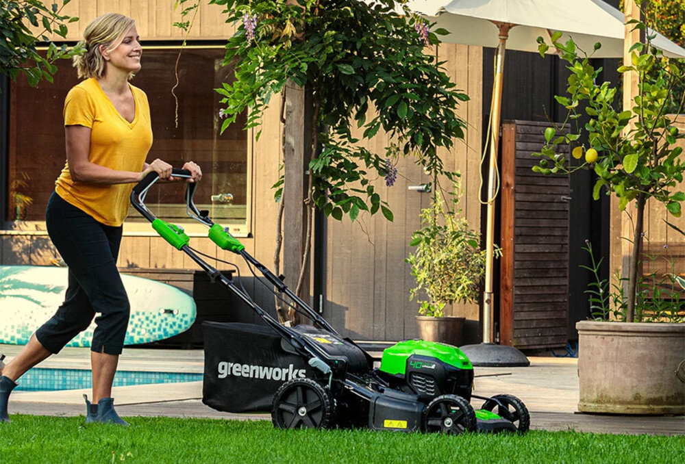 Kosiarka akumulatorowa GREENWORKS GD40LM46SP z napędem praktyczna ekologiczna opcja do pielegnacji trawnika wydajna latwa w obsludze