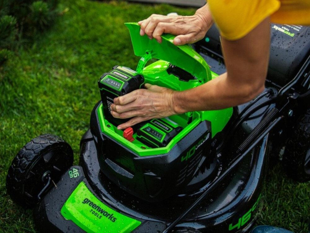 Kosiarka akumulatorowa GREENWORKS GD40LM46SP z napędem zasilanie akumulatorowe elastyczna mobilnosc praca bez kabli napiecie 40 V seria GREENWORKS 40 V oszczednosc energii i pieniedzy dwa porty akumulatorowe do dzialania dwa akumulatory